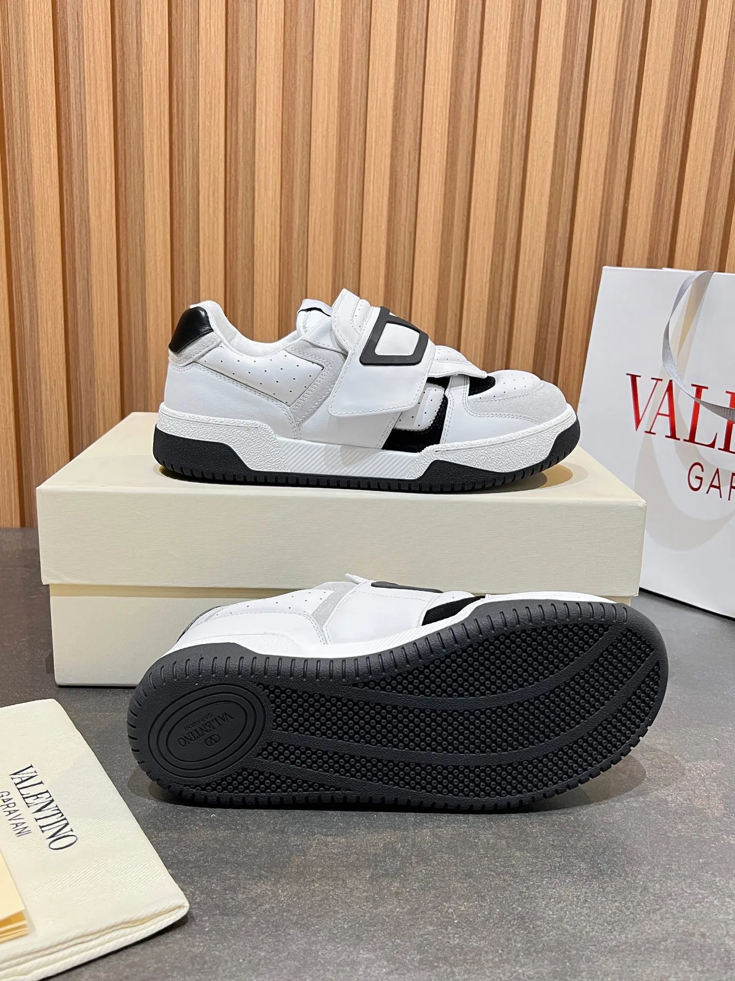 Men's men's shoes 💰760 VLTN Valentin 𝑶𝒏𝒆𝑺𝒕𝒖𝒅 Couple's sneaker series Valentino 2025 new couple's sneakers are on sale. The original ZP purchased and disassembled. Repeated pattern making and modification. The strength must be restored one to one! Top luxury masterpiece Velcro design Soft and comfortable imported calfskin 🧧brings excellent and elegant texture and excellent on-foot comfort Top purchasing version upper: imported calfskin surface/original oil edge craftsmanship Inner: water-dyed cowhide lining Outsole: original development 𝐓𝐏𝐔 two-color combination outsole Packaging: original configuration complete package Code number: 35-46 (45 46 customized)
